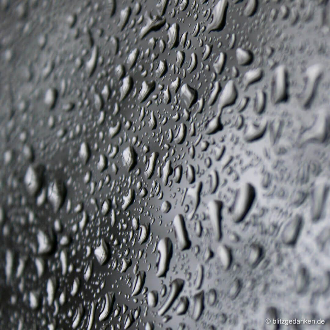 Regentropfen auf Glas