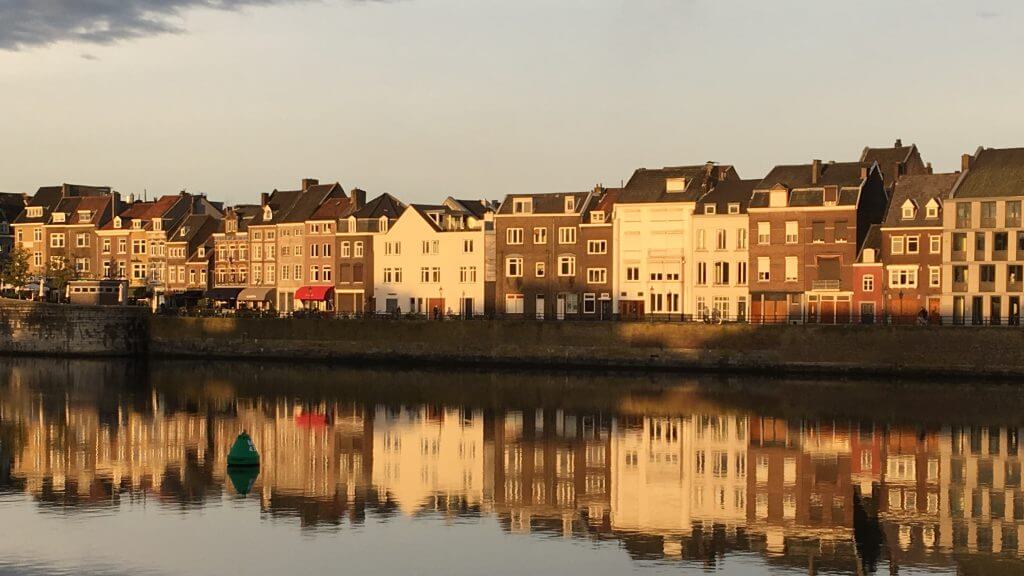Häuser an der Maas