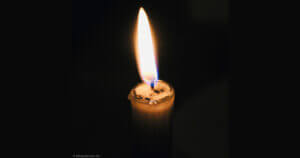 Eine Kerze bringt Licht ins Dunkel, ins Nichts.