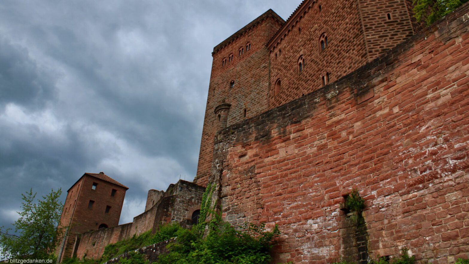 Burg Trifels - Blick vom Fuße nach oben